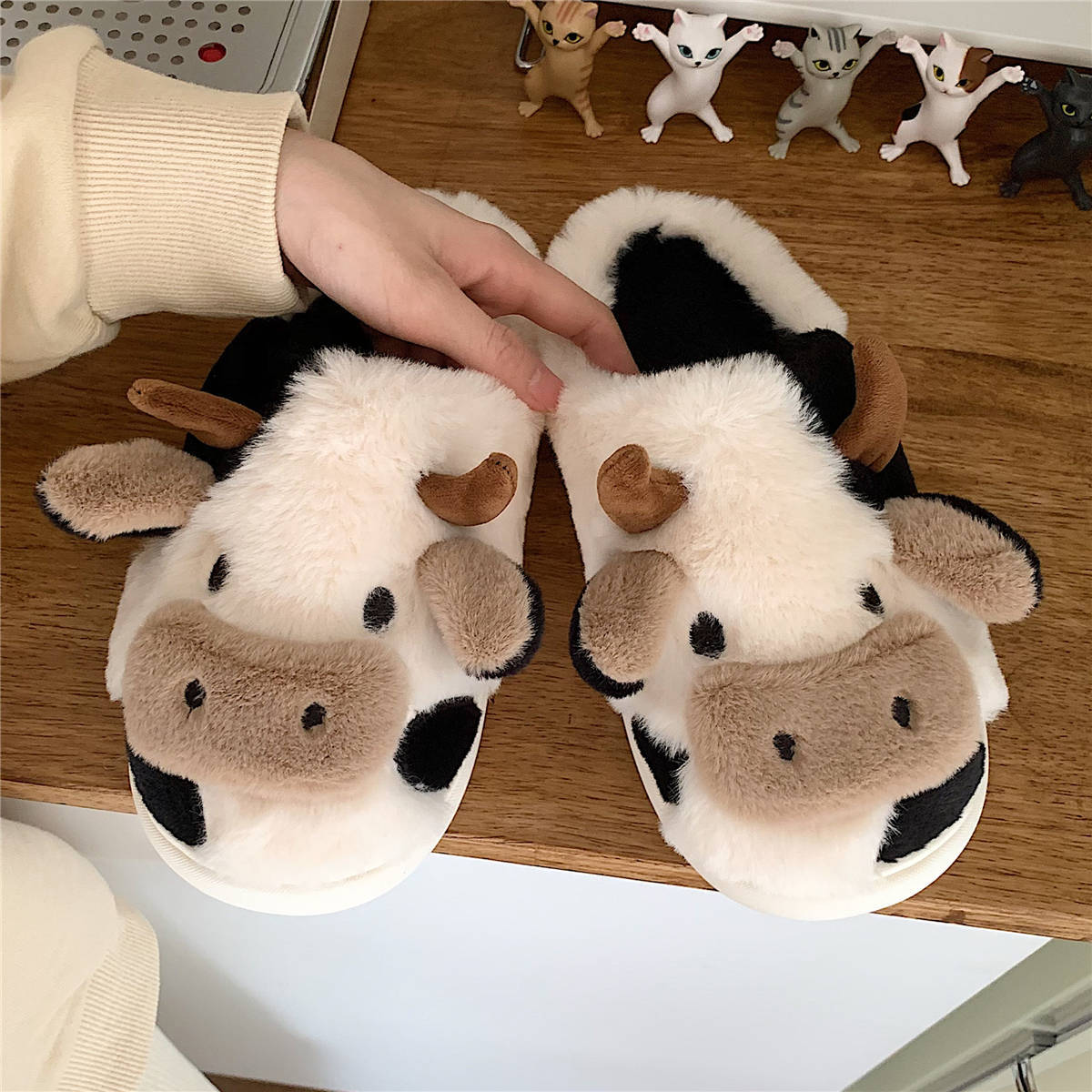 Cute Cow Slippers for Women – Warm, Non-Slip Indoor & Outdoor Plush Slides