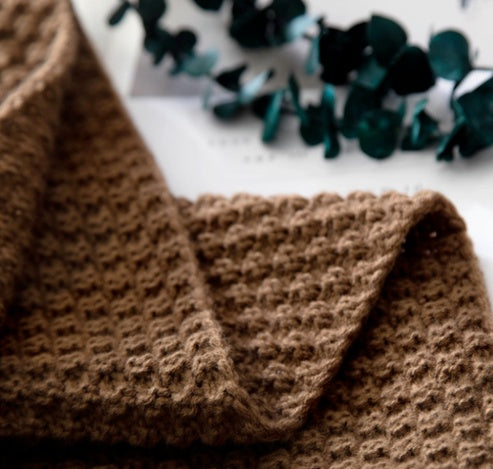 Manta nórdica de malha em acrílico com franjas – moderna e macia com um toque de lã, ideal para sofá e escritório.