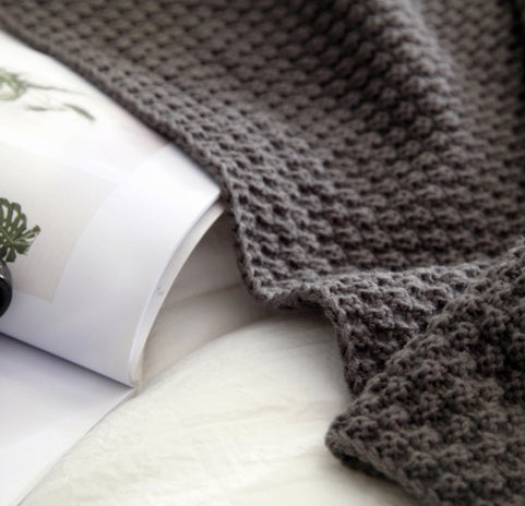 Manta nórdica de malha em acrílico com franjas – moderna e macia com um toque de lã, ideal para sofá e escritório.