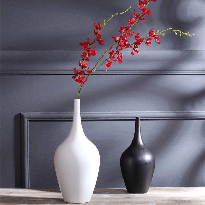 Vaso moderno em cerâmica em preto e branco – Decoração minimalista para arranjos florais de mesa.