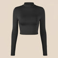 Blusa de mulher de manga comprida com corte justo e gola alta.